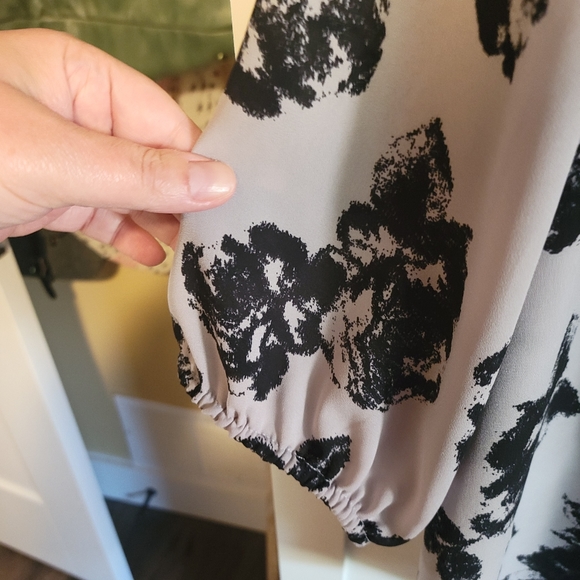 Women's blouse, Maurices, Size 1 - Picture 4 of 4